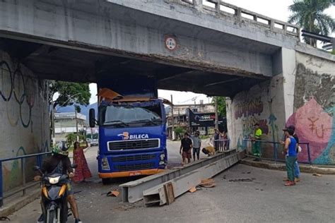 Carreta Derruba Vigas E Fica Presa Debaixo De Viaduto Em Fabriciano