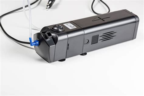 Aquarium-UV-Sterilisator mit Schläuchen, vor weißem Hintergrund ...