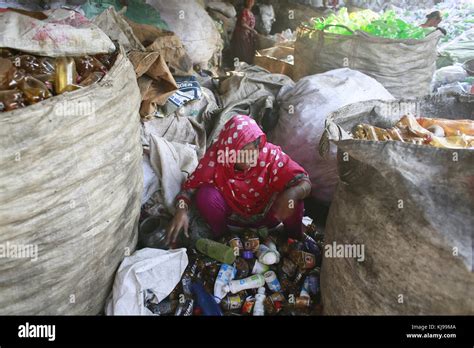 Dhaka Bangladesh 22nd Nov 2017 A Bangladeshi Worker Sorts Wastage