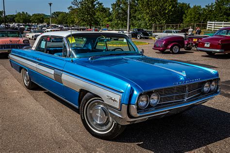 1962 Oldsmobile Starfire Hardtop Coupé Foto De Stock Y Más Banco De