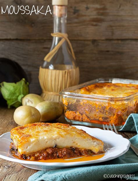 La MOUSSAKA è un prelibato piatto della cucina greca fatto a strati