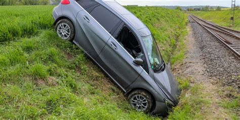 T Dlicher Unfall Pkw Kommt Von Fahrbahn Ab Und Landet In Graben