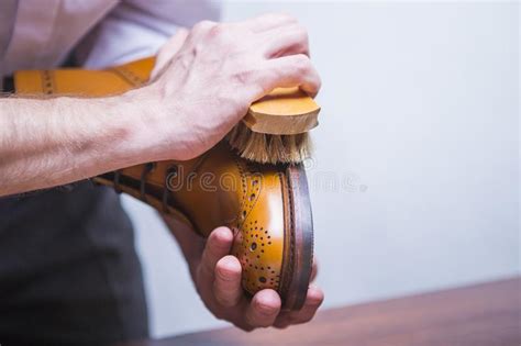 Primer De Las Manos Masculinas Con El Cepillo De Pulido Para Tan Brogue