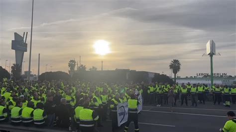 Los trabajadores de Acerinox cortan la autovía A 7 por segundo día