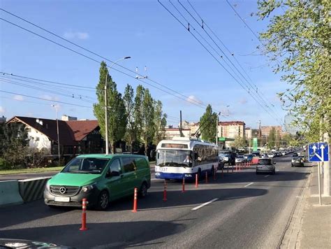 Circula Ia Rutier Pe Podul Din Str Mihai Viteazul Suspendat