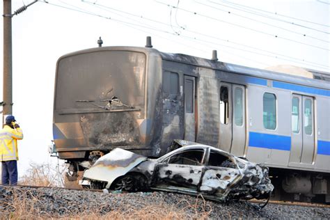 常磐線に車進入、列車と衝突し炎上 運転手見当たらず：朝日新聞デジタル