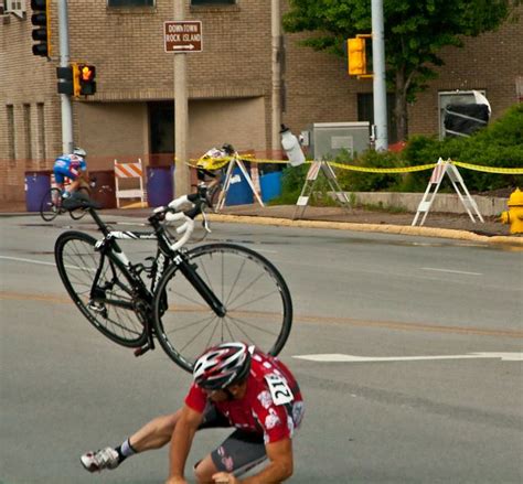 one of 28 crashs at that bike race . I like that thw water bottle in in ...