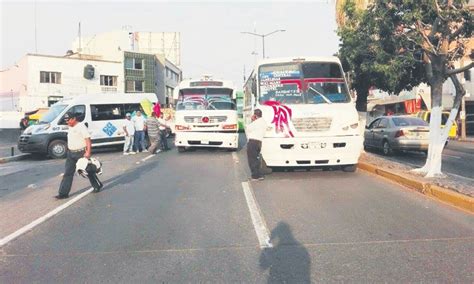 Chocan Camiones Del Transporte P Blico En El L Zaro C Rdenas