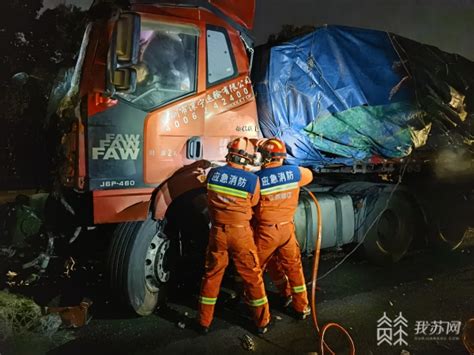 雨雪天路面湿滑两货车追尾一司机被困 消防救援人员紧急救援