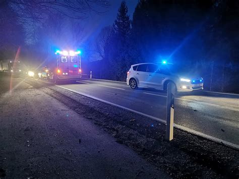 Bilder vom Unfallort Auto überschlägt sich auf St2104 bei Saaldorf