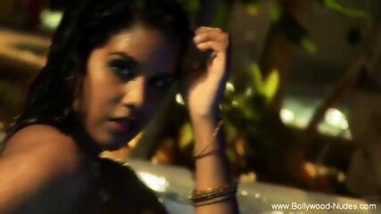 Beautiful Desi Girlfriend Loses Her Clothes And Gets Nude