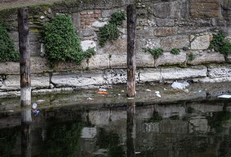 Torna Lacqua Nel Naviglio Grande E Anche La Sporcizia Corriere It