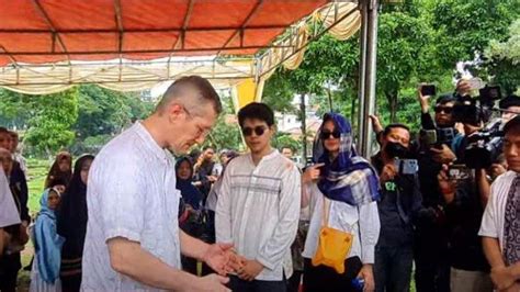 Luna Maya Ikut Jalan Kaki Temani Maxime Bouttier Antar Sang Ibu Ke