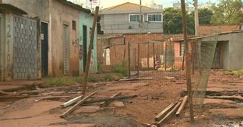 G1 Por Asfalto Moradores Fecham Rua Que Liga Bairros Na Zona Norte