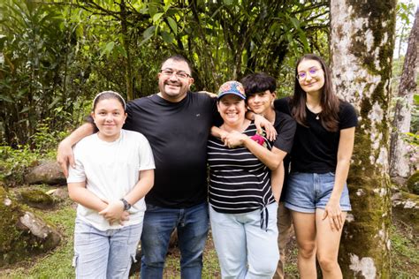 Afs Invita A Familias A Convertirse En Anfitrionas De Estudiantes