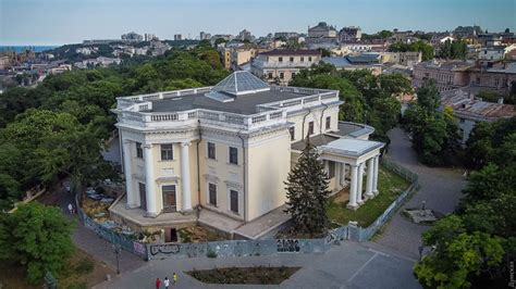 Воронцовский дворец поврежден взрывной волной после ракетного обстрела ...