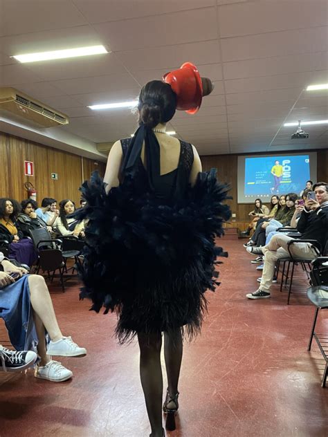 Ag Ncia Totem E Primeiro Per Odo De Design De Moda Realizam Desfile Na