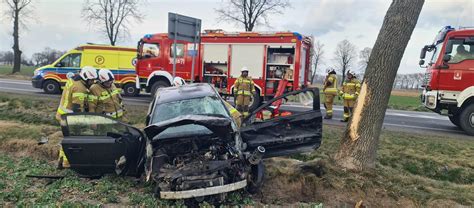 18 latka ciężko ranna po dachowaniu opla w Drobinie Potworny wypadek