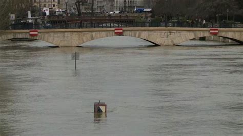 Crues la Seine a atteint son pic la décrue s annonce lente ladepeche fr