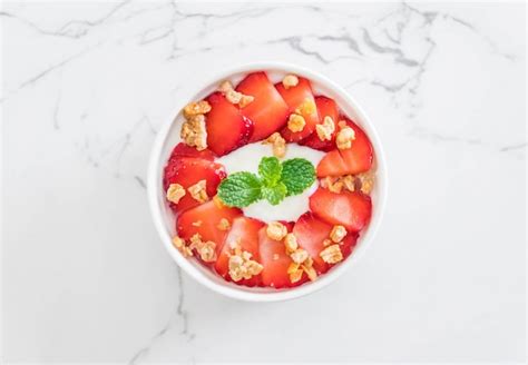 Yogurt Con Fresa Y Granola Foto Premium