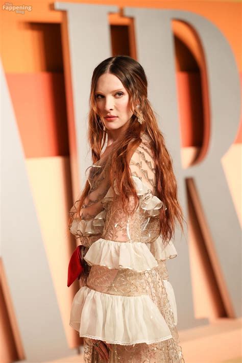 Hari Nef Shows Off Her Nude Tits At The Vanity Fair Oscar Party