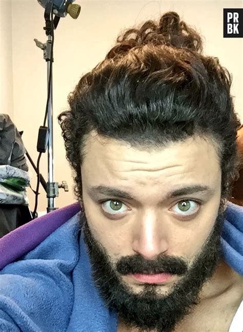 Kev Adams Avec Les Cheveux Longs Et De La Barbe Son Changement De