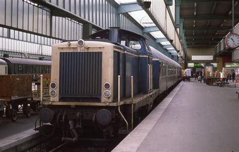 Steht Am Um Uhr Mit Einem Personenzug Nach