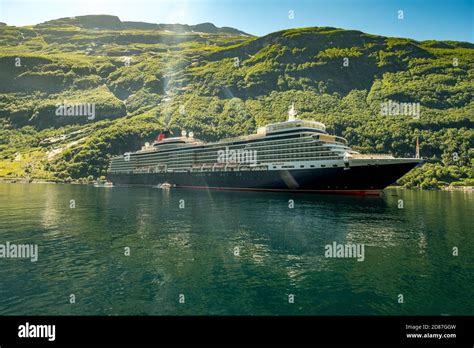 Schiff Rms Queen Elizabeth Geiranger Møre Og Romsdal Norwegen Skandinavien Europa