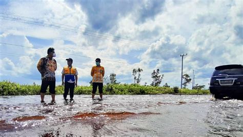 Kadis PUPR Kalteng Cek Kondisi Banjir Di Ruas Bukit Rawi KaltengPos