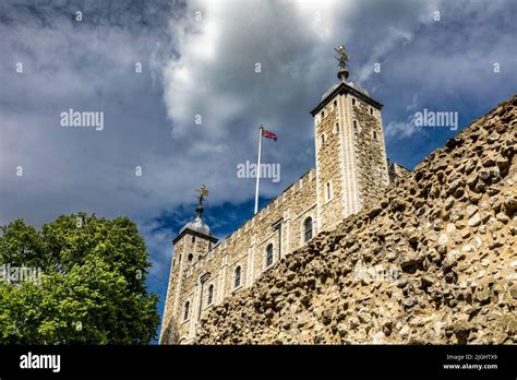 The iconic White Tower of the Tower of London. Built by William the ...