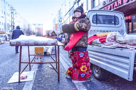 东北零下40度的早市，民众特制巨型花鞋，成最亮眼的“御寒神器”黑河