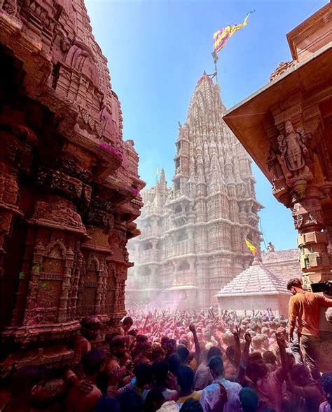 Dwarkadhish temple, Dwarka, India. : r/ArchitecturePorn