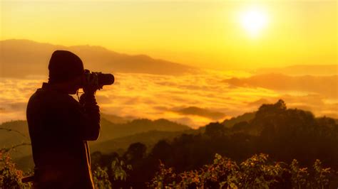 Fotografer Pria Profesional Siluet Memegang Kamera Untuk Mengambil Foto