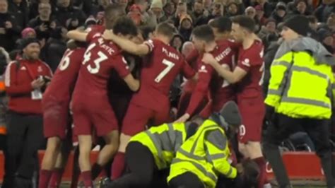 Liverpool suspende de por vida a un hincha que entró a la cancha y por