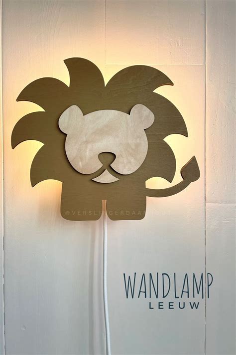 Houten Leeuw Wandlamp Verslingerd Aan Hout Wandlamp