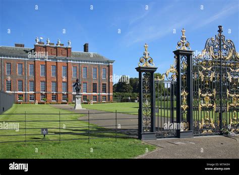 kensington palace gates in hyde park london Stock Photo - Alamy