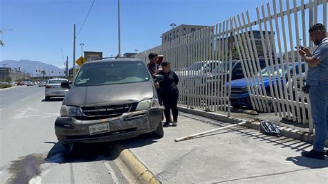 Conductora Choca Y Derriba Barda Perimetral De Hospital Privado En