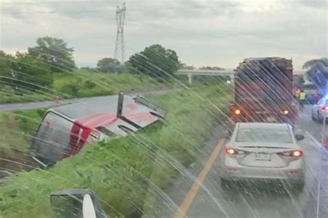 Deja un muerto y 13 lesionados volcadura de autobús en autopista Tinaja