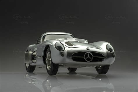 Mercedes Benz 300 SLR Uhlenhaut Coupé Modellauto CMC 1 18 in silber