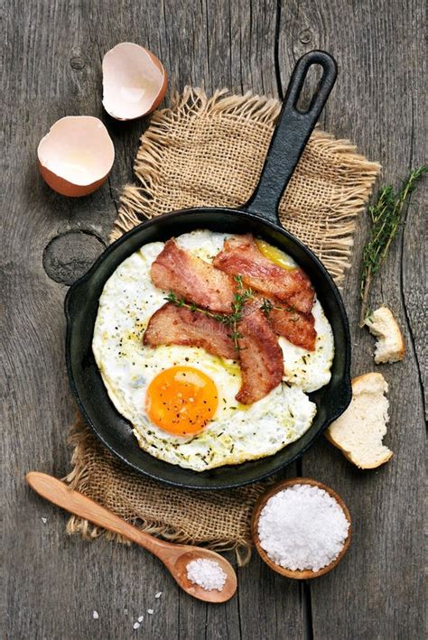 Gebraden Eieren Met Bacon In Pan Stock Foto Image Of Gekookt Rood