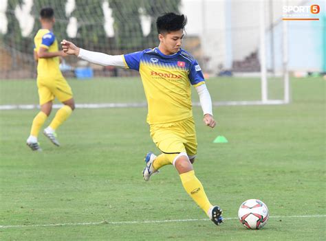 Các hot boy U22 Việt Nam tập luyện với khuôn mặt trắng bệch như hóa trang fan ngã ngửa khi biết