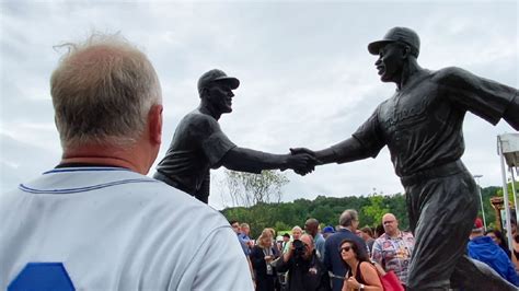 Statue commemorating 'A Handshake for the Century' unveiled