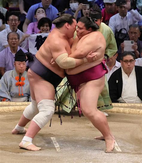 ＜大相撲名古屋場所・第4日＞御嶽海を寄り切りに破る照ノ富士（撮影・井垣 忠夫） ― スポニチ Sponichi Annex スポーツ