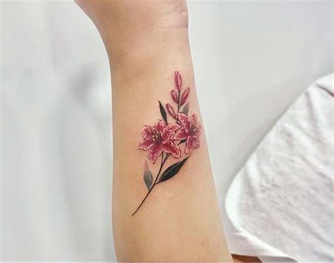 43 Idées de Tatouage de Lys Jolies pour les Femmes Page 2 de 4