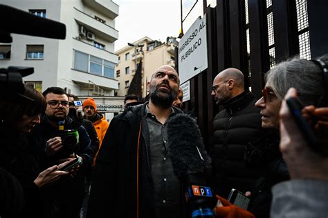 Saviano El Gobierno Quiere Quitarme El Escolta Y Me Acusa De Ganar