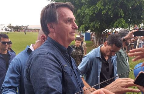 Bolsonaro anda de moto e provoca aglomeração em Formosa no interior de