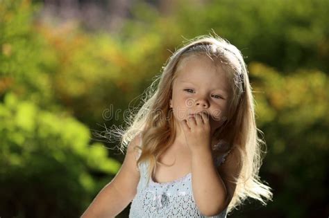 Petite fille triste blonde photo stock Image du contrarié