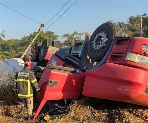 Carreta tomba e motorista fica preso às ferragens em Imperatriz O