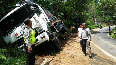 Rem Blong Truk Bermuatan Air Mineral Tabrak Tebing Tribun Bali