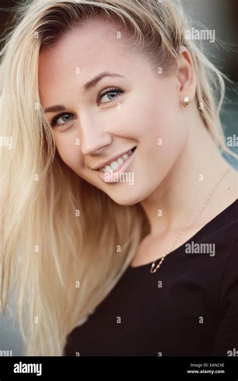 Belle Fille Blonde Portrait Sur La Rue Photo Stock Alamy